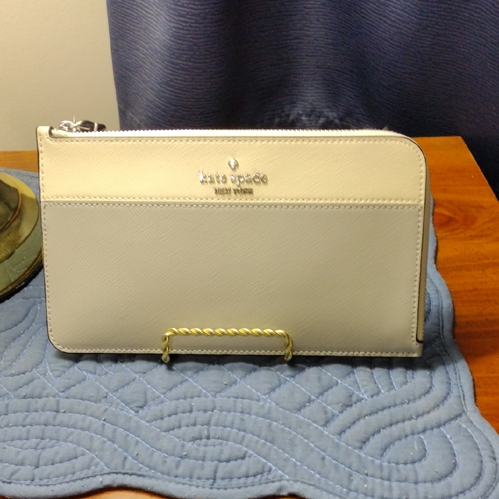 Kate Spade Light Cream Wallet NWT.